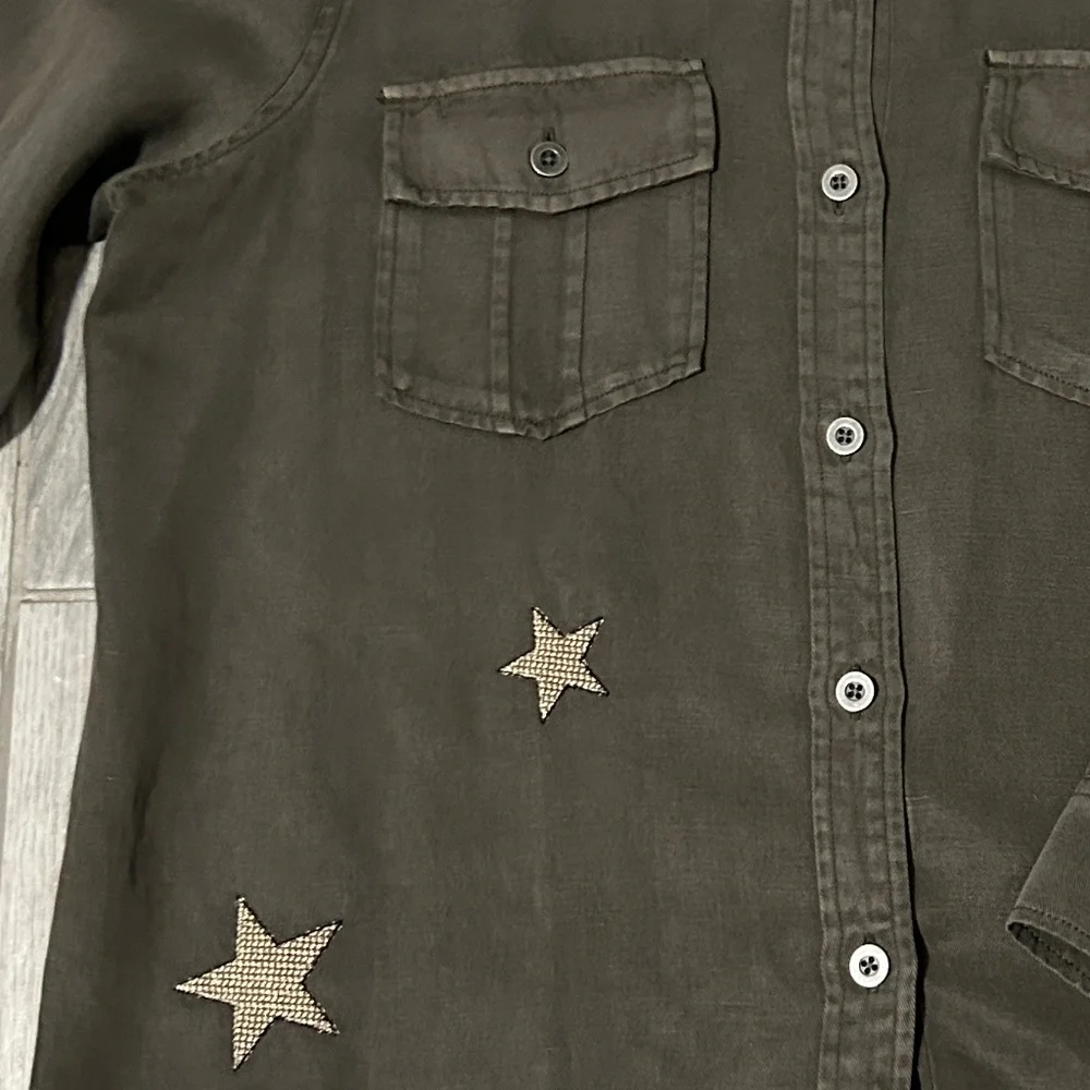LIKE NEW! Women's Rails Loren - Gray Button down w/Stars - MEDIUM - Picture 2 of 10